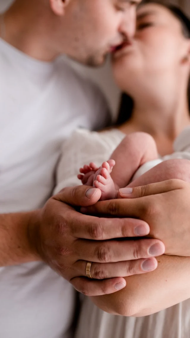 Nie ma lepszego/gorszego momentu na sesję. 📸🤱🏼
Każdy jest inny i każdy jest tak samo dobry 😊

Niewątpliwie są plusy wczesnych sesji noworodkowych, ale są czasem sytuacje, które nie pozwalają Wam na to spotkanie z fotografem, lub Wasze obawy. 

Nie martw się, sesja w późniejszym terminie, gdy będziecie na to gotowi też będzie pięknym wspomnieniem. 
Bez stresu, na spokojnie i w Waszym rytmie 🥰📸

Jeśli masz pytania, napisz do mnie, pomogę Ci przejść przez to spokojnie 🫶🏻
.
.
Sesja rodzinna Gliwice. Sesja noworodkowa Gliwice. Sesja noworodkowa Knurów. Fotograf Gliwice . Fotograf Knurów. Lifestyle. Sesja w domu. #rodzew2025 #ciaza2025 #czekamynaciebie #witajwdomu #sesjanoworodkowagliwice #sesjanoworodkowaknurów #fotografknurów #fotografgliwice #sesjanoworodkowazabrze